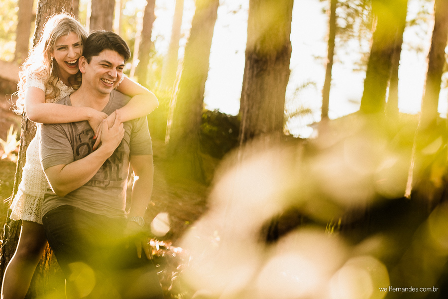 noiva abraçando seu amado por traz