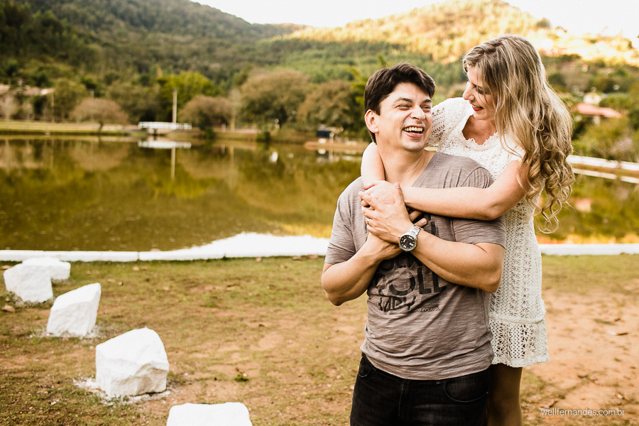 noiva abraçando seu namorado pelas costas