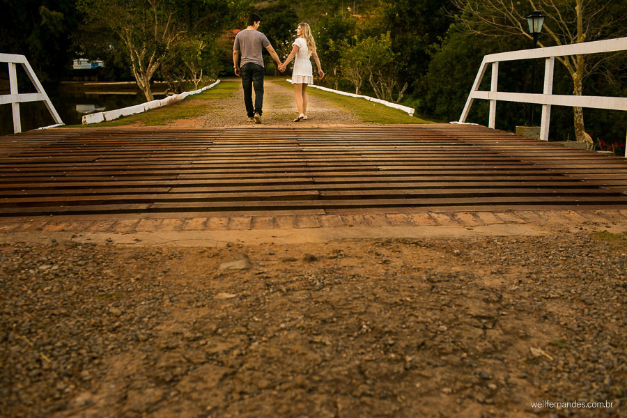 passeando de mãos dadas sobre a ponte de madeira