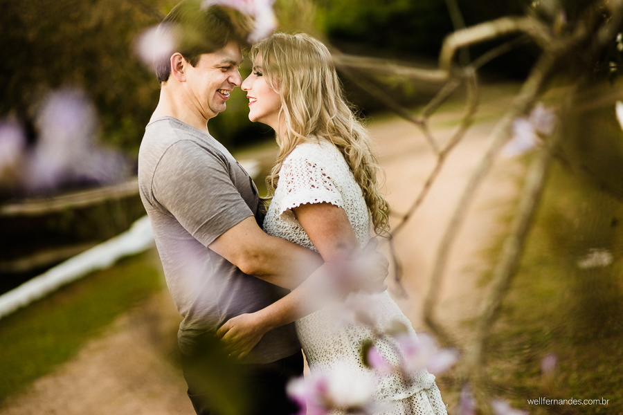 carinho do casal entre as flores de itatiba