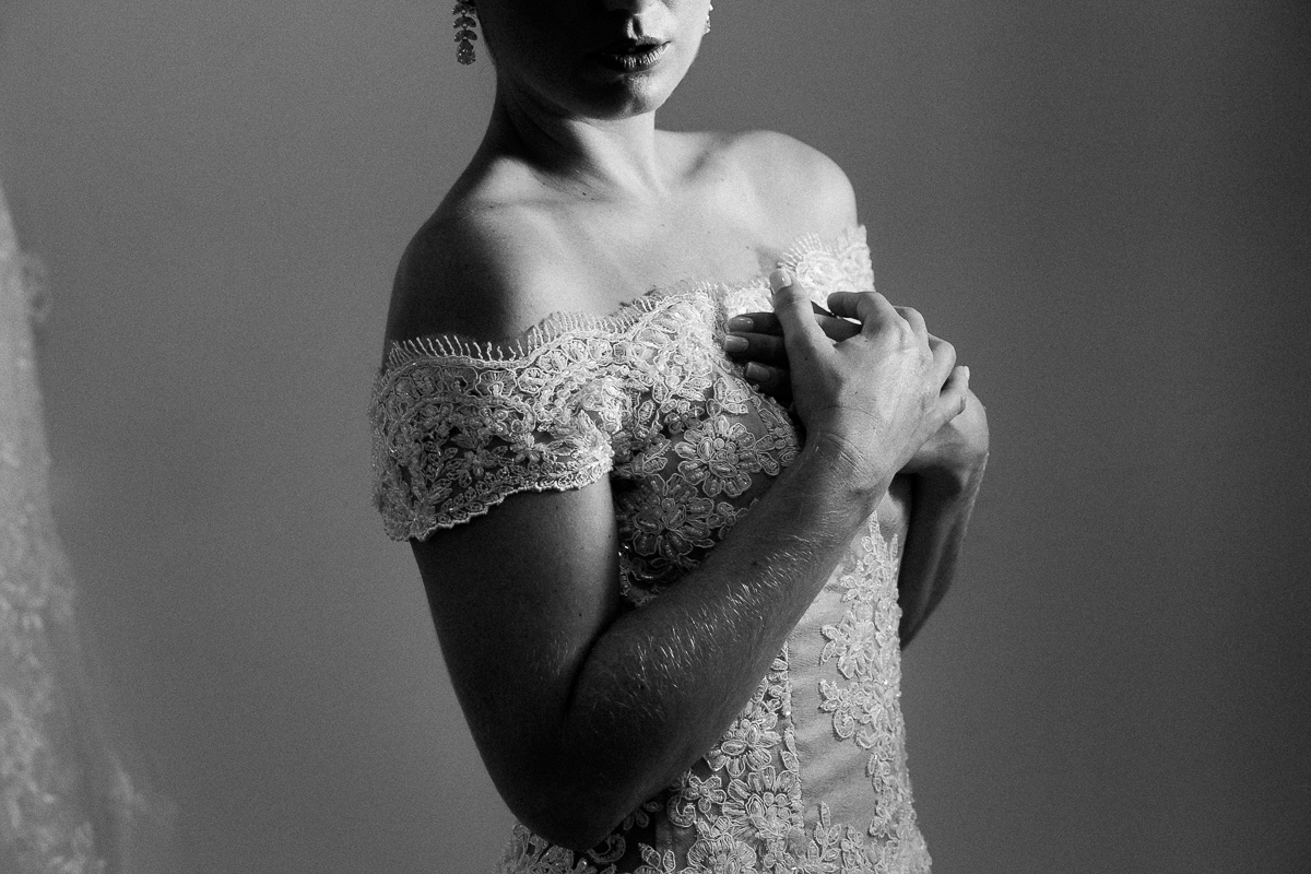 foto p&b  de modelo com vestido de noiva