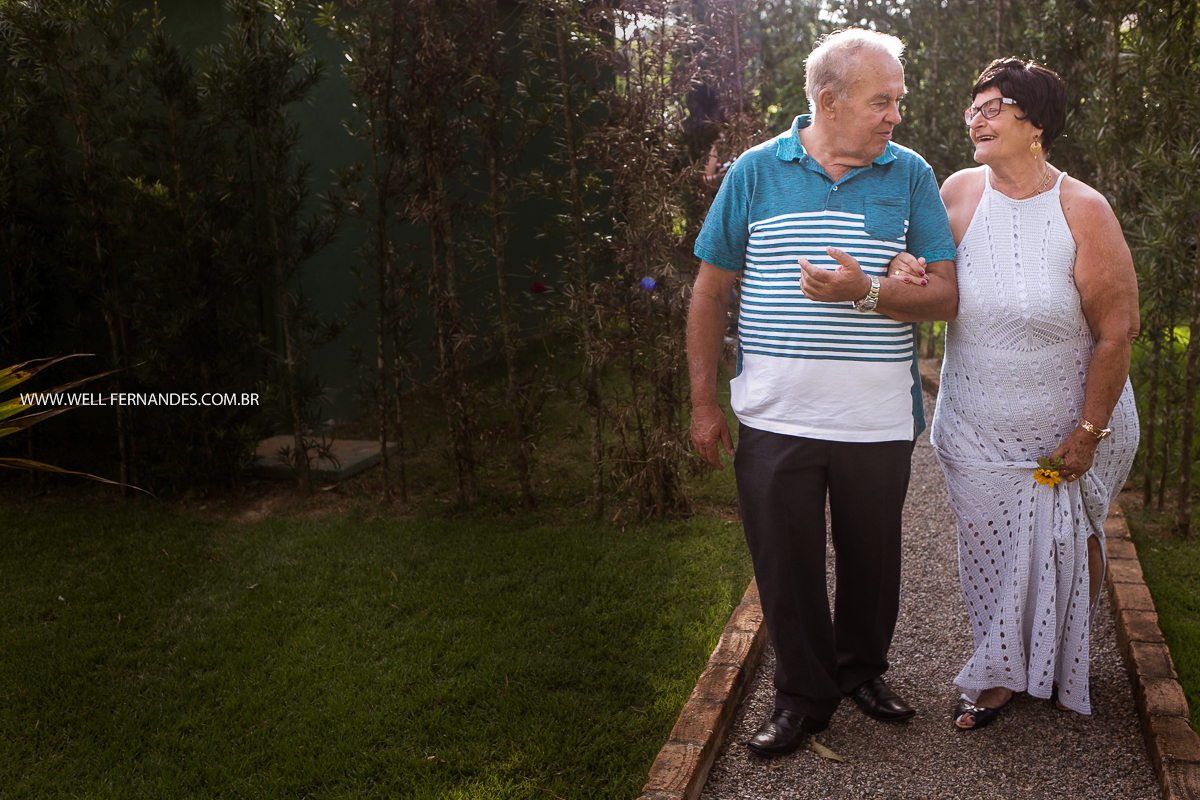 casal idoso e feliz caminhando na fazenda em itatiba 