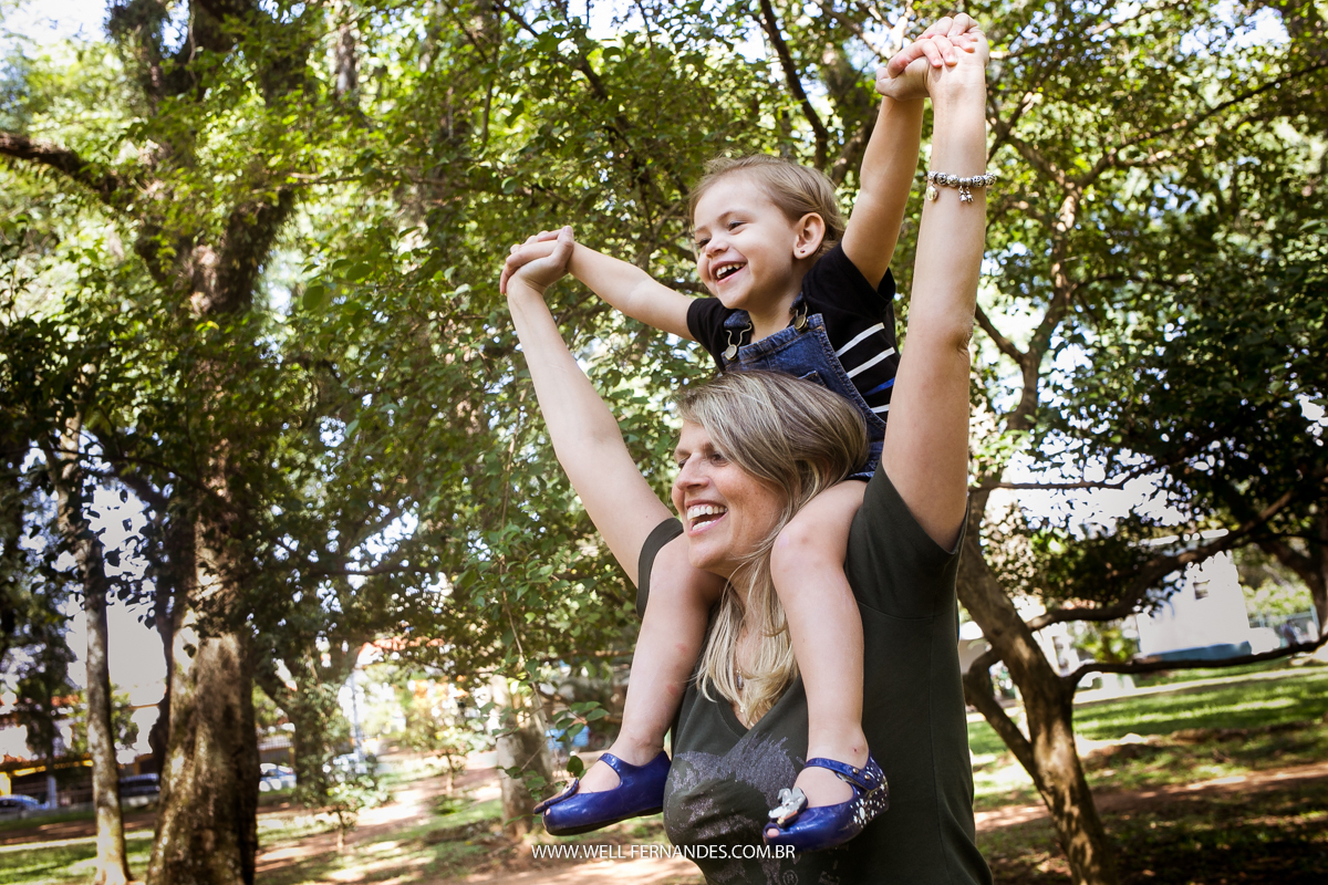 criança brincando de cavalinho nas costas da mãe