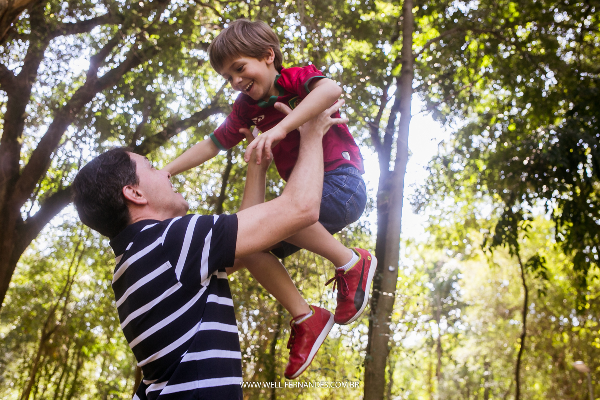 pai jogando o filho pro alto no parque