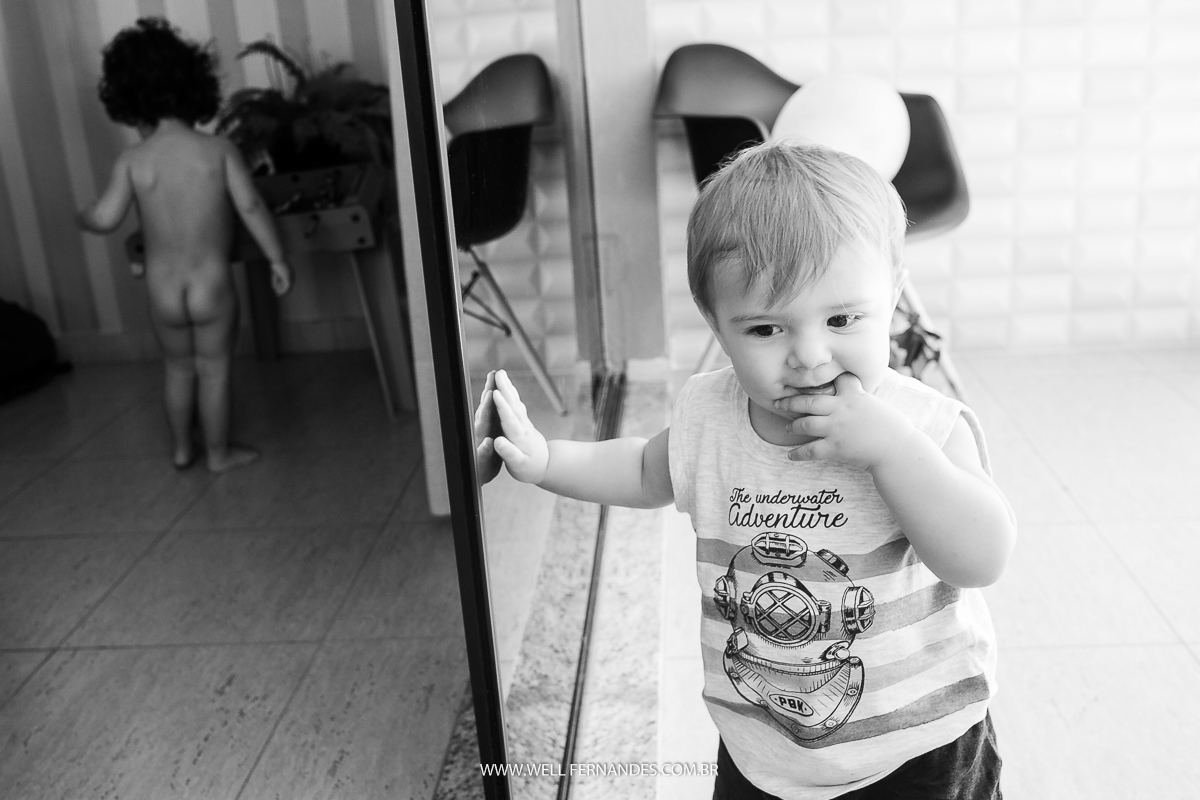 crianças brincando em casa