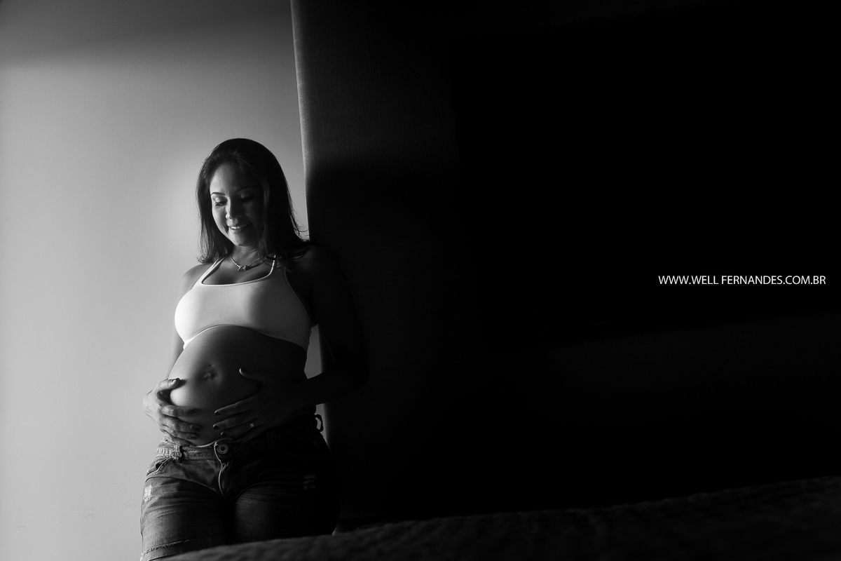 Linda mae gravida admirando a sua filha ainda na barriga