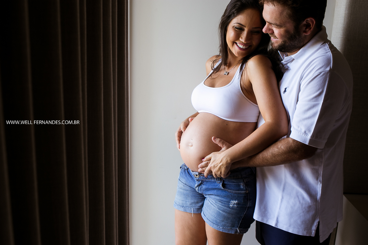 pai e mae gestante sorrindo 