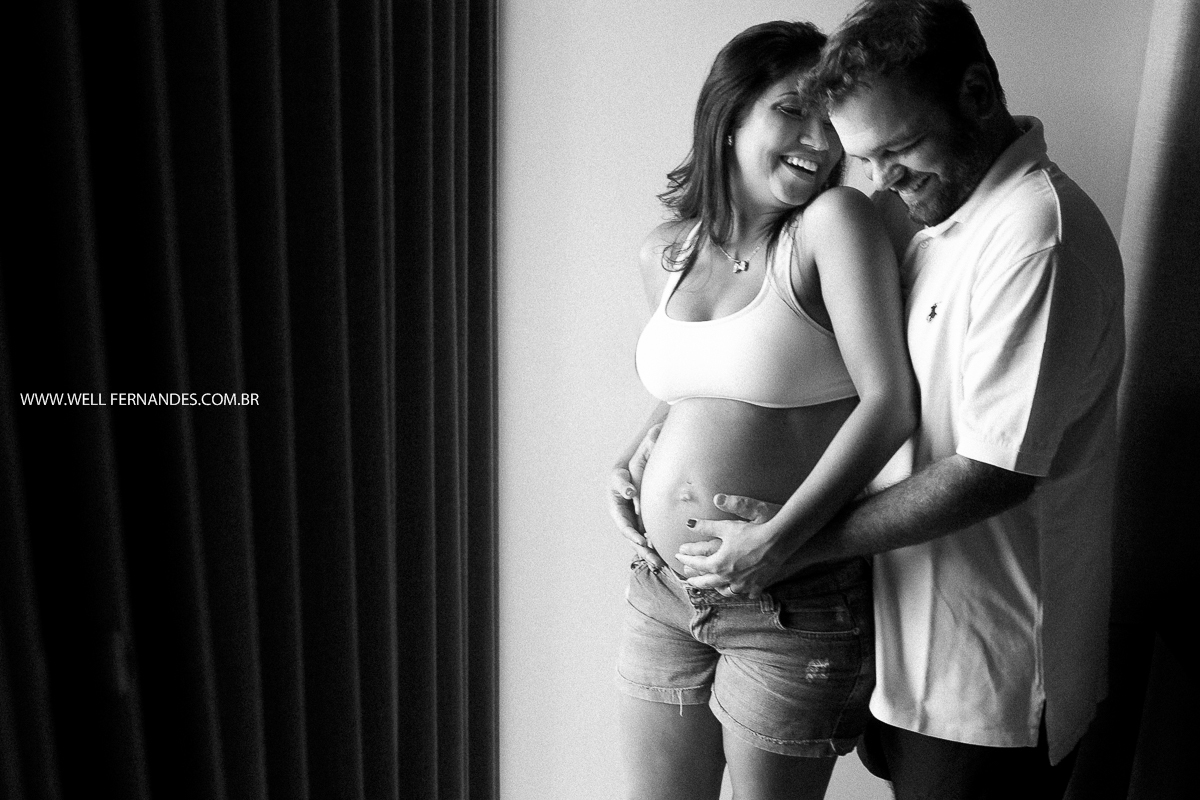 pai fazendo carinho na barriga da esposa gestante