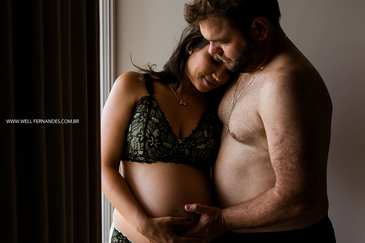 momento de amor e carinho do casal no ensaio gestante