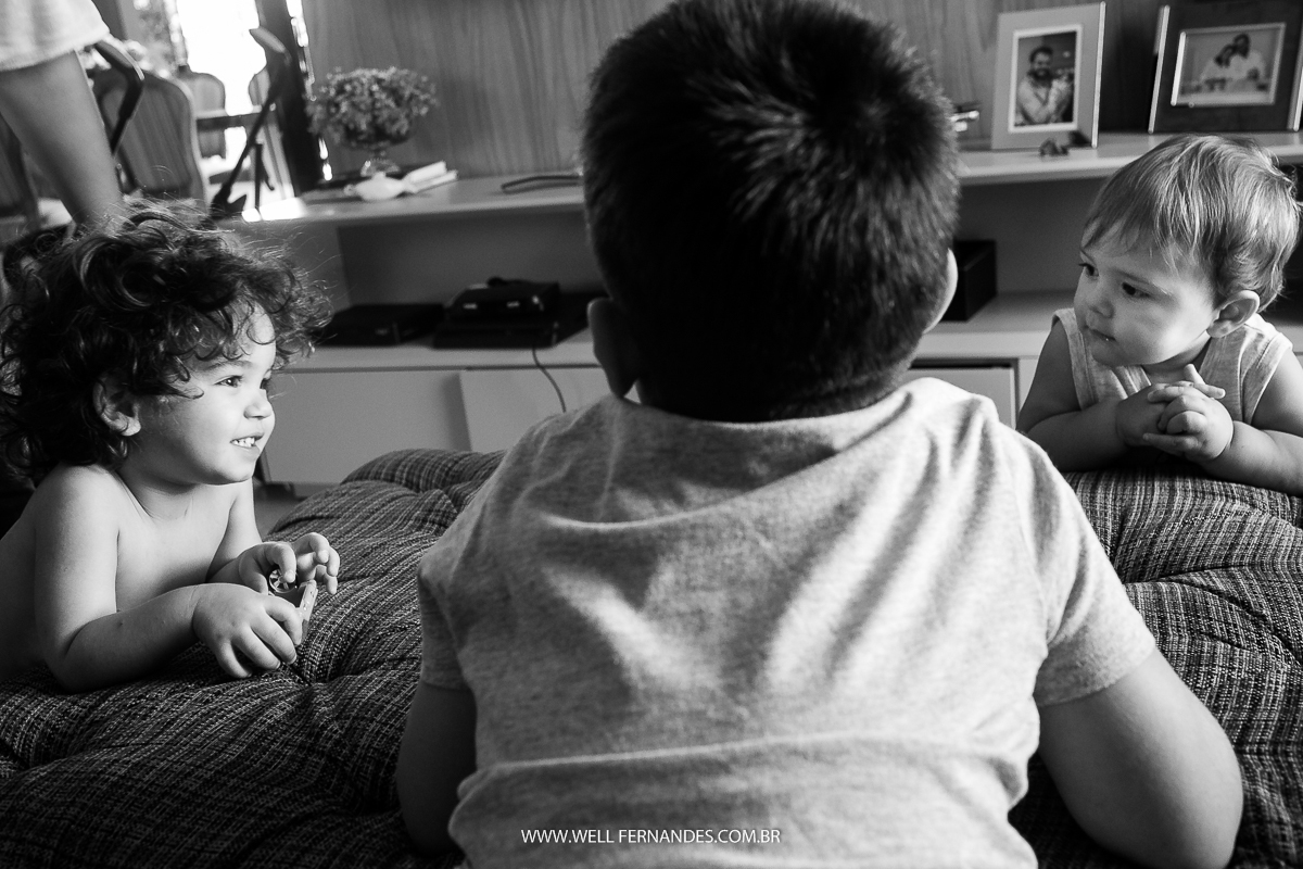 bebes brincando em casa