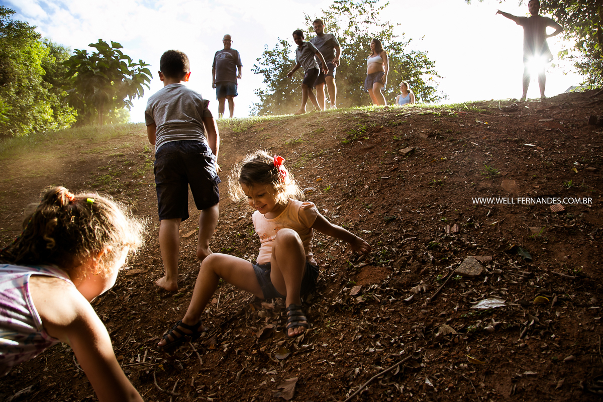 crianças brincando descendo o morro de areia