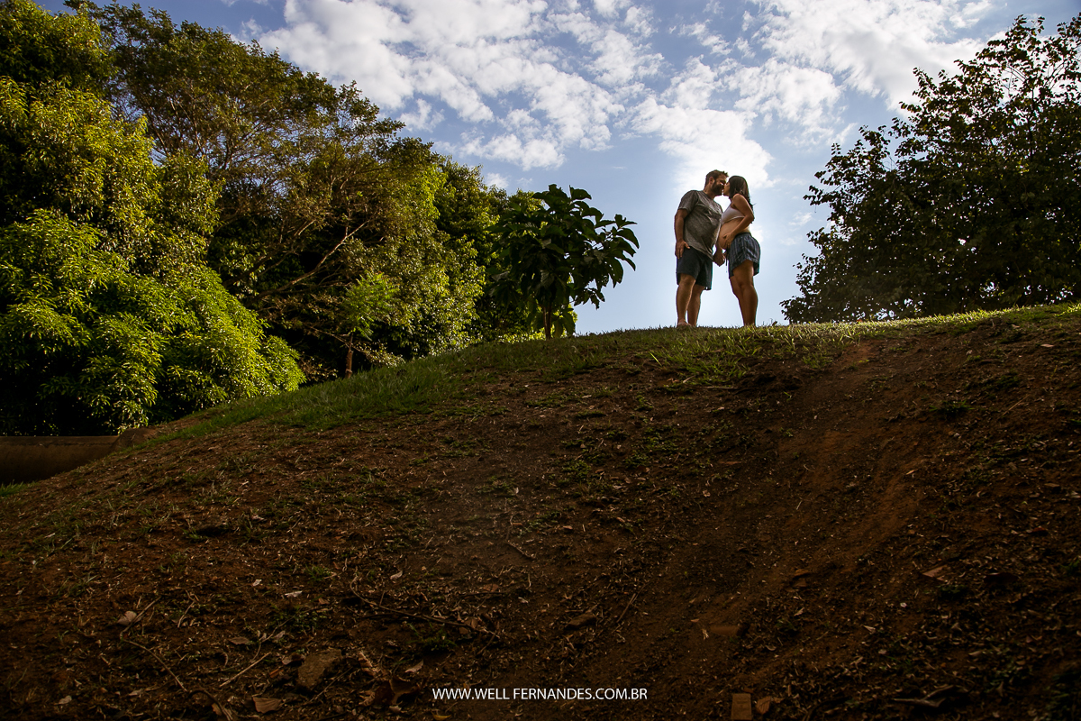 casal gestante de beijando no alto do morro