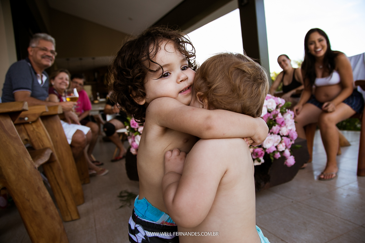 primo se abraçando e família olhando e dando risada