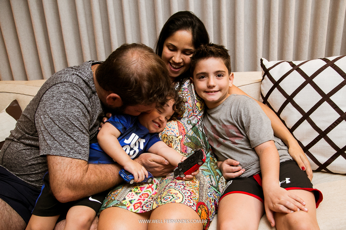 familia feliz no sofa de casa