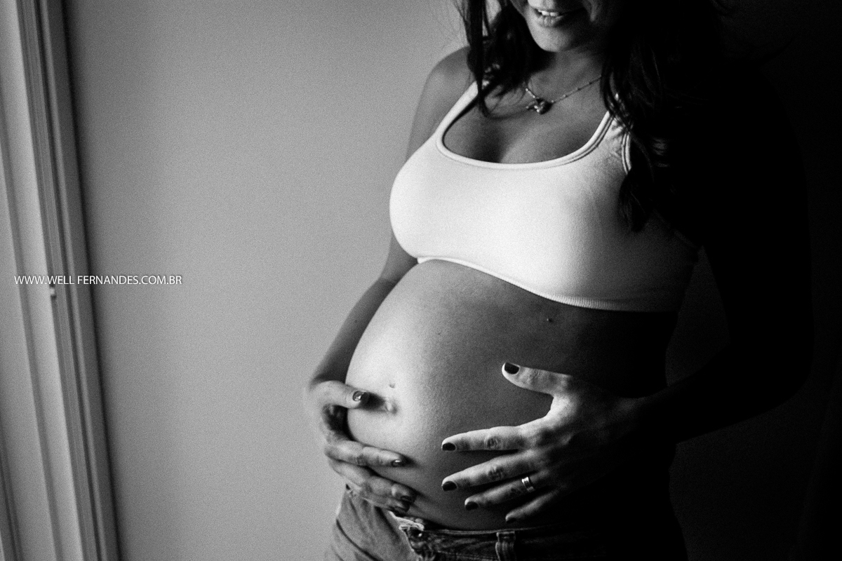 foto reta e branca de gestante em frente a janela