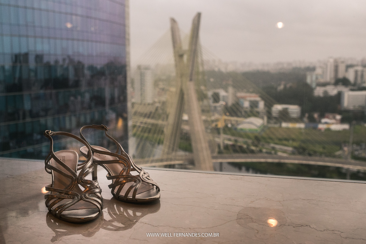 sandália da noiva em frente a janela da ponte estaiada em sao paulo 
