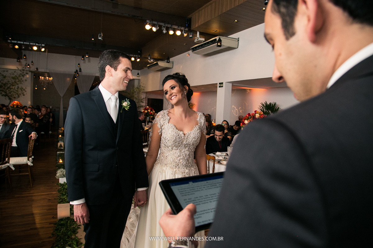 noiva e noiva se olhando durante a cerimonia