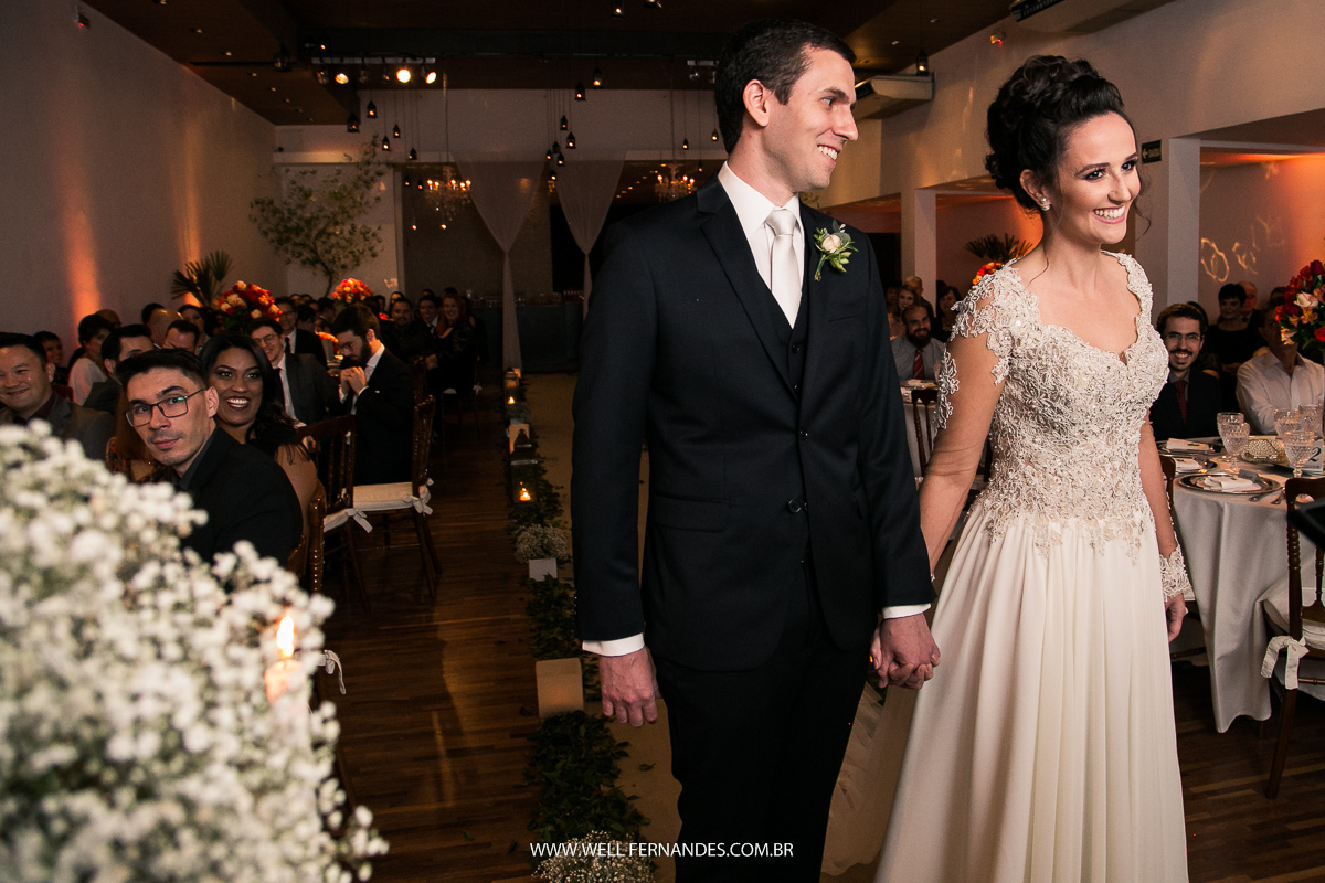 noivos de maos dadas durante a cerimonia