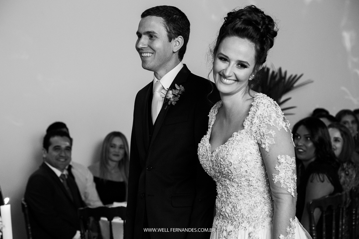 noiva sorrindo durante a cerimonia