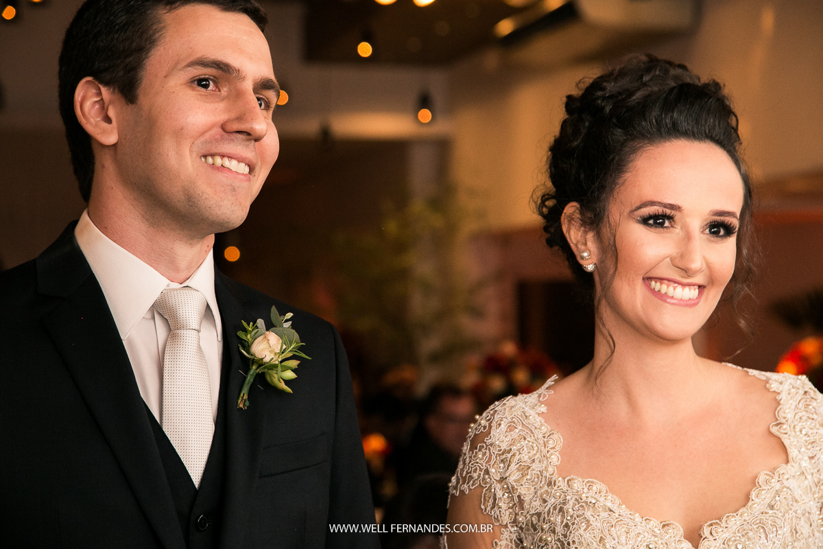 close dos noivos felizes 