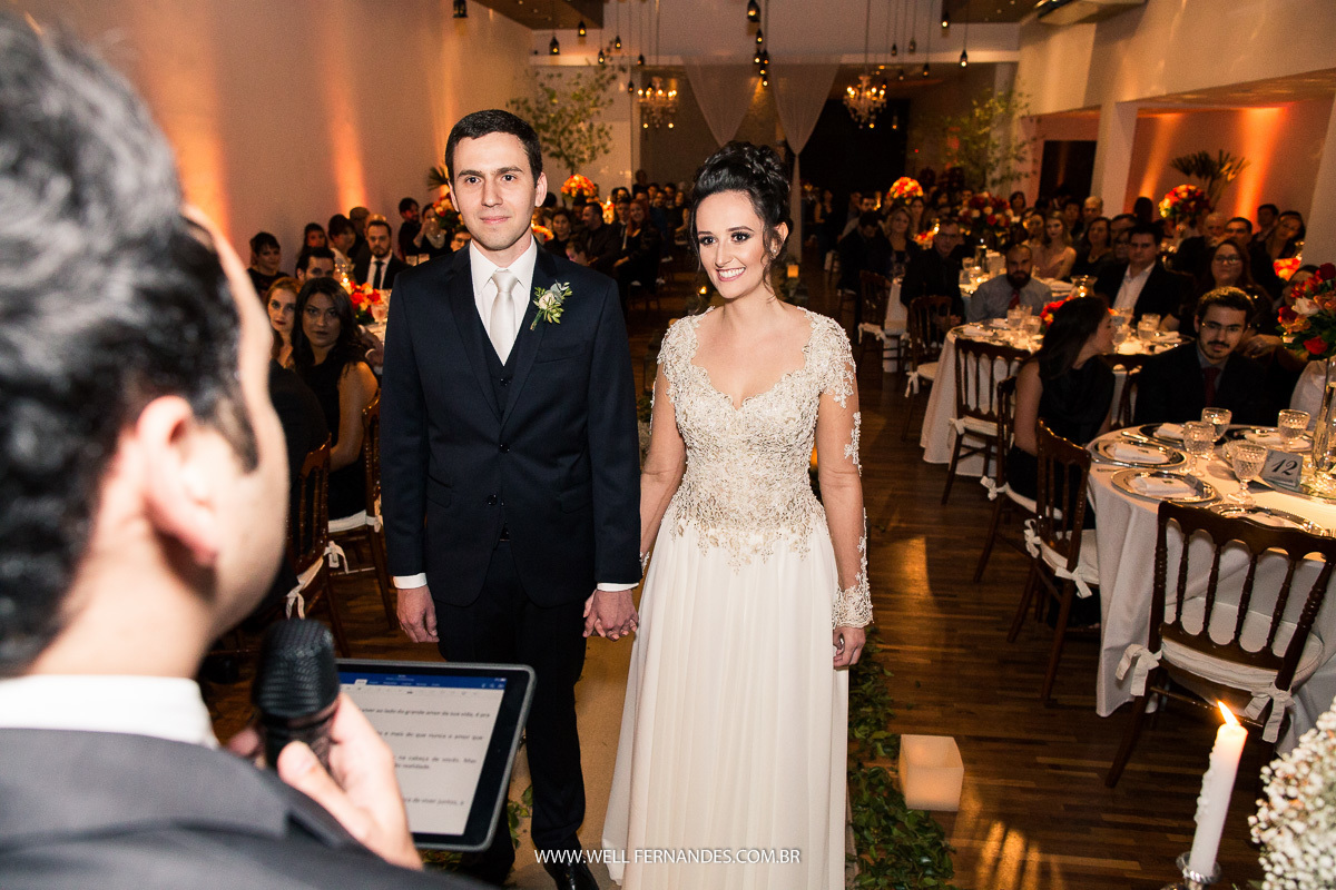 noivos concentrados durante a fala do cermonial