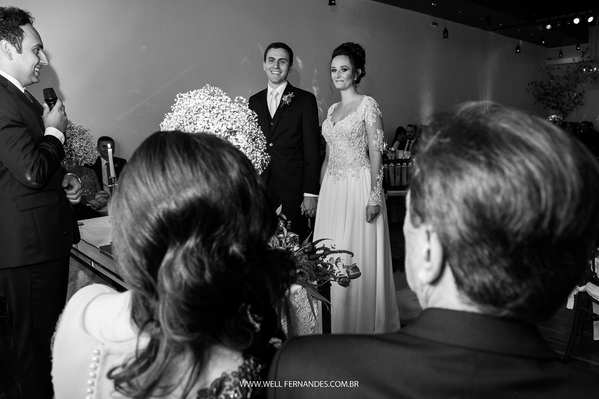 os noivos sobre os olhares dos seus pais durante a cerimonia