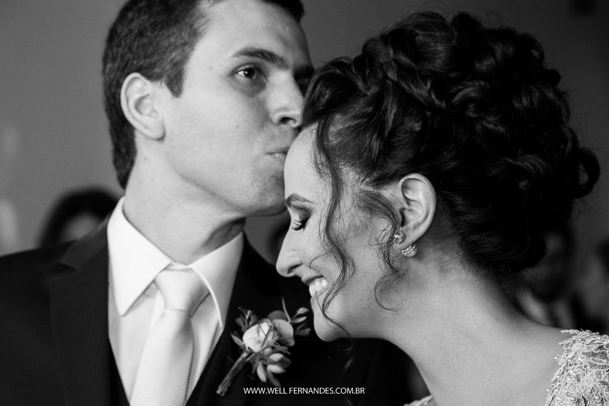 noivo beijando a testa da noiva 