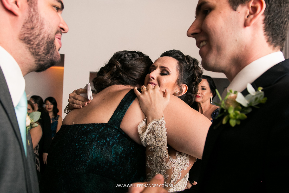 noiva recebendo abraço da cunhada
