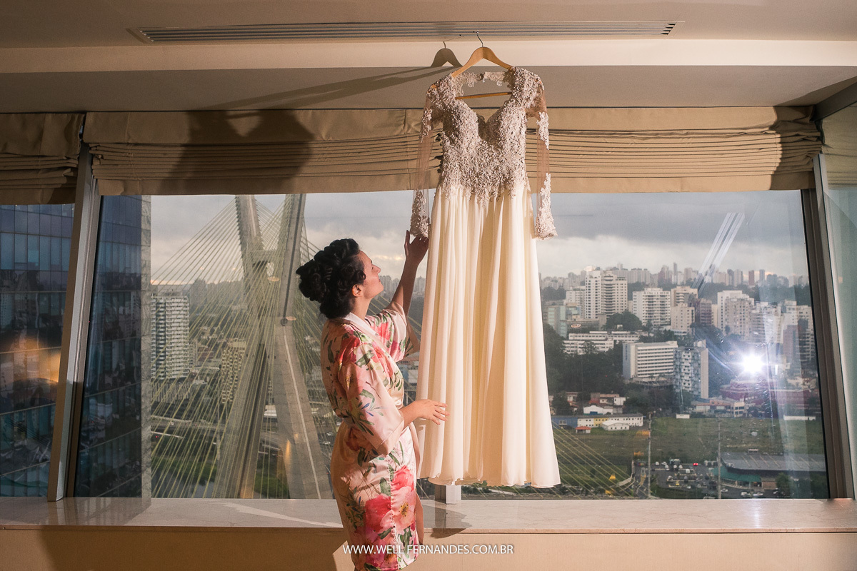 noiva admirando o seu vestido