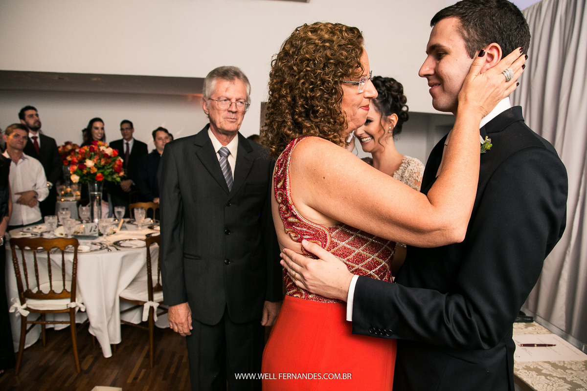 carinho da mae do noivo para com seu filho