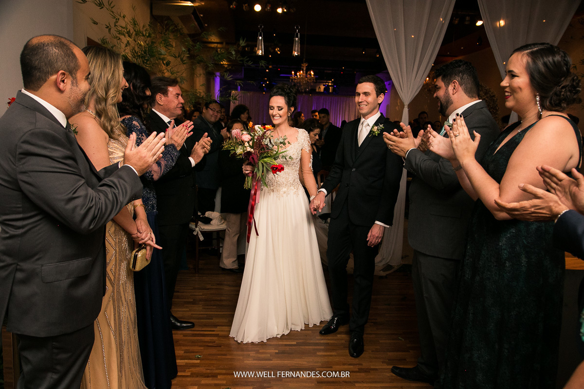 saida dos noivos depois da cerimonia