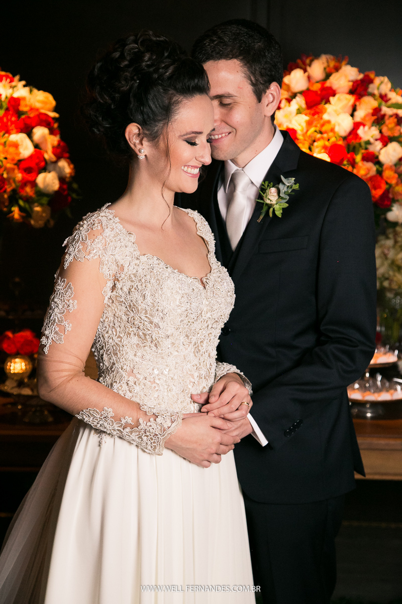 noivos fazendo carinho um no outro