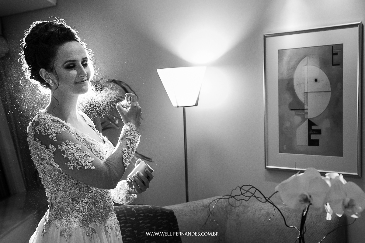 noiva borrifando o perfume