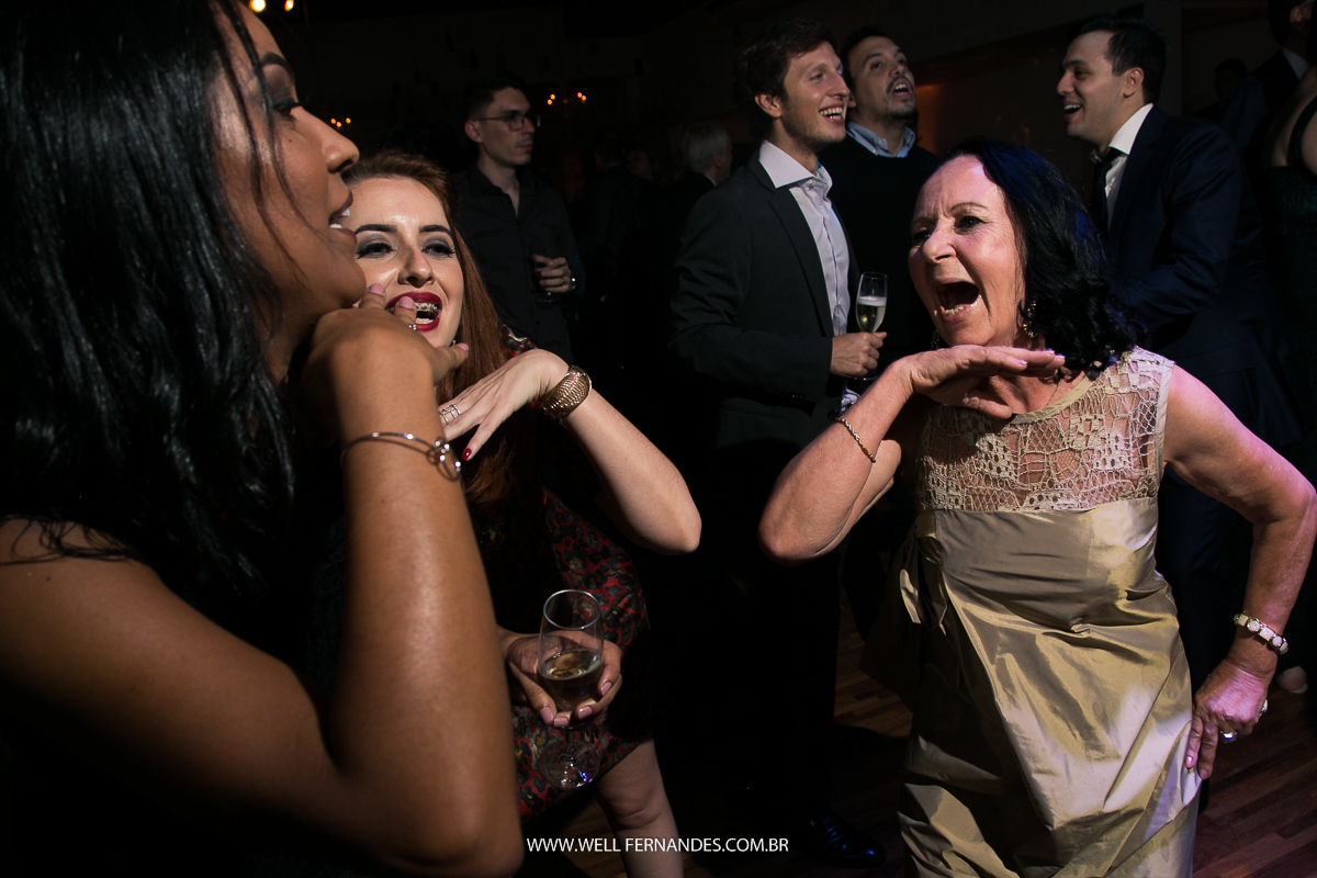 convidados dancando durante a festa do casamento