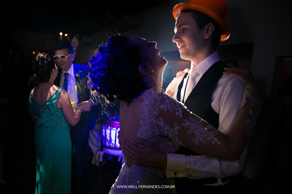 noivos dançando durante a festa