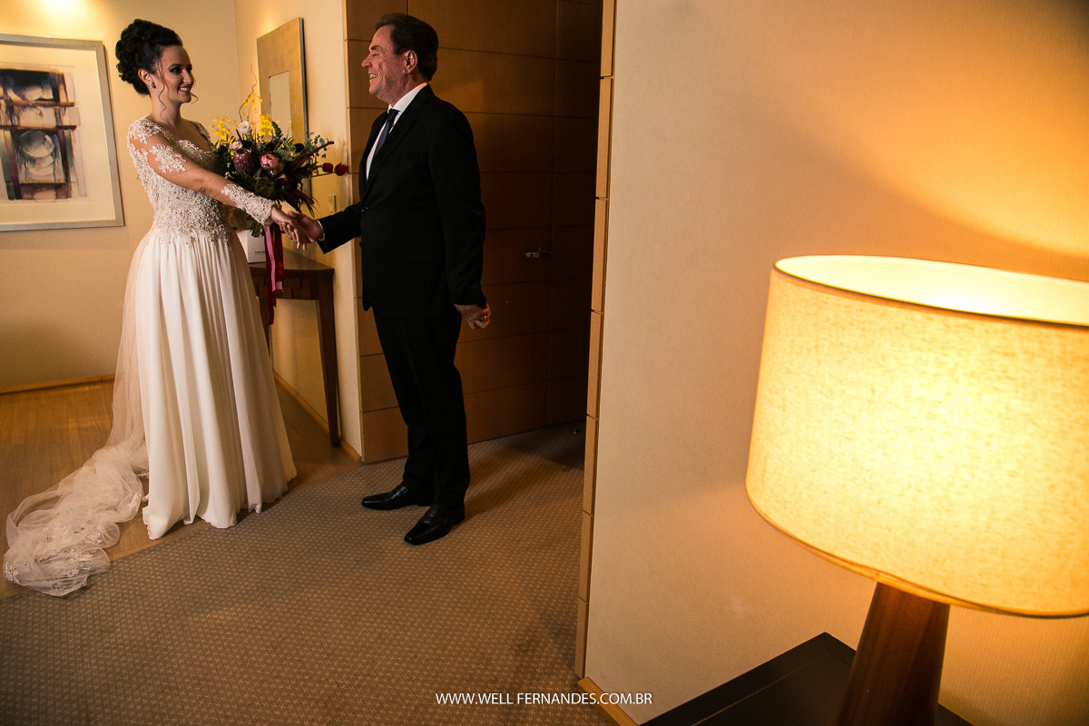 pai encontrada a fiha vestida de noiva no hotel