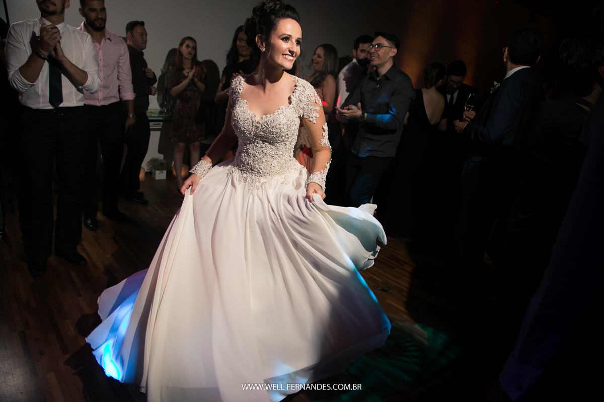 noiva feliz duarante a sua festa de casamento