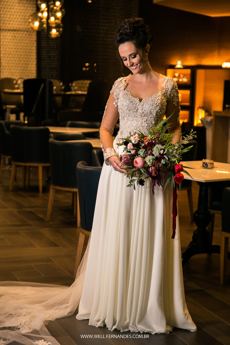 noiva posando para a foto com o bouquet