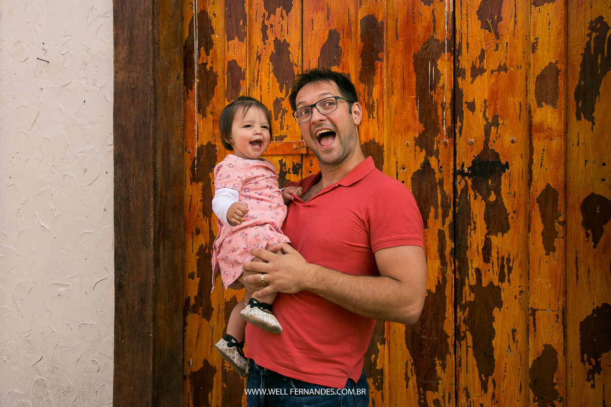 pai e filha fazendo careta 