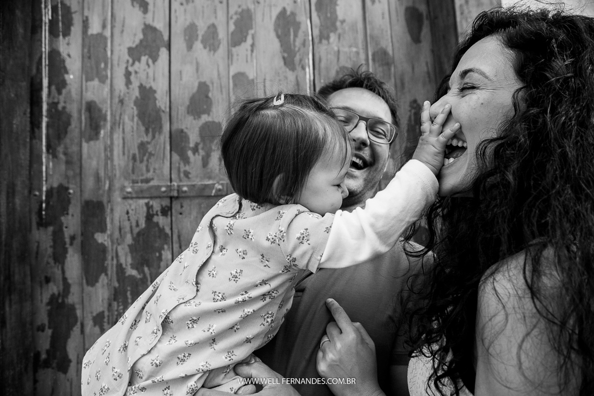 filha fazendo carinho na mae