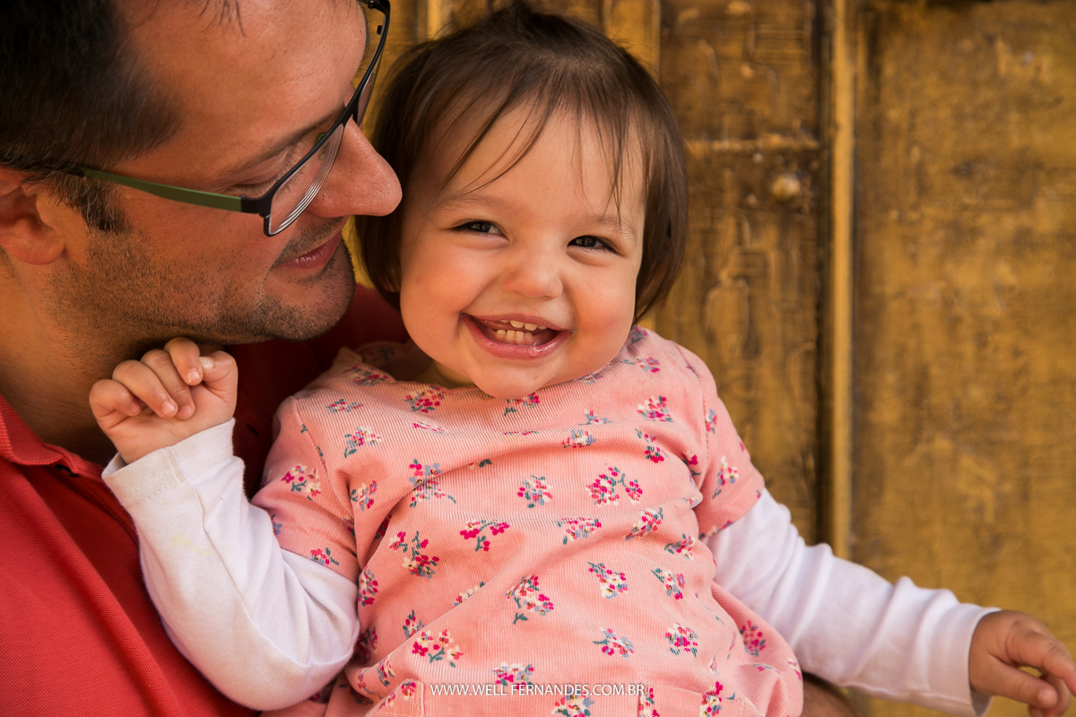 pai e filha feliz e olhando para a camera