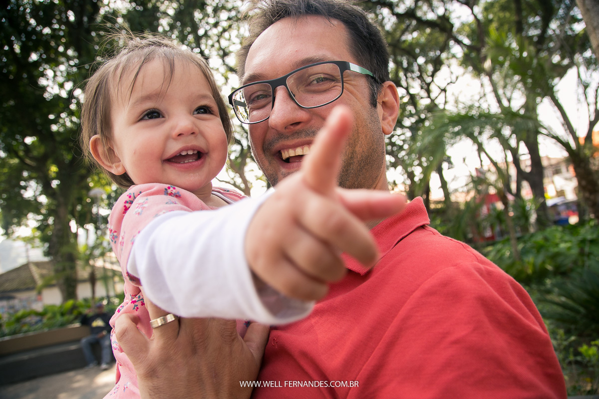 pai e filha brincando