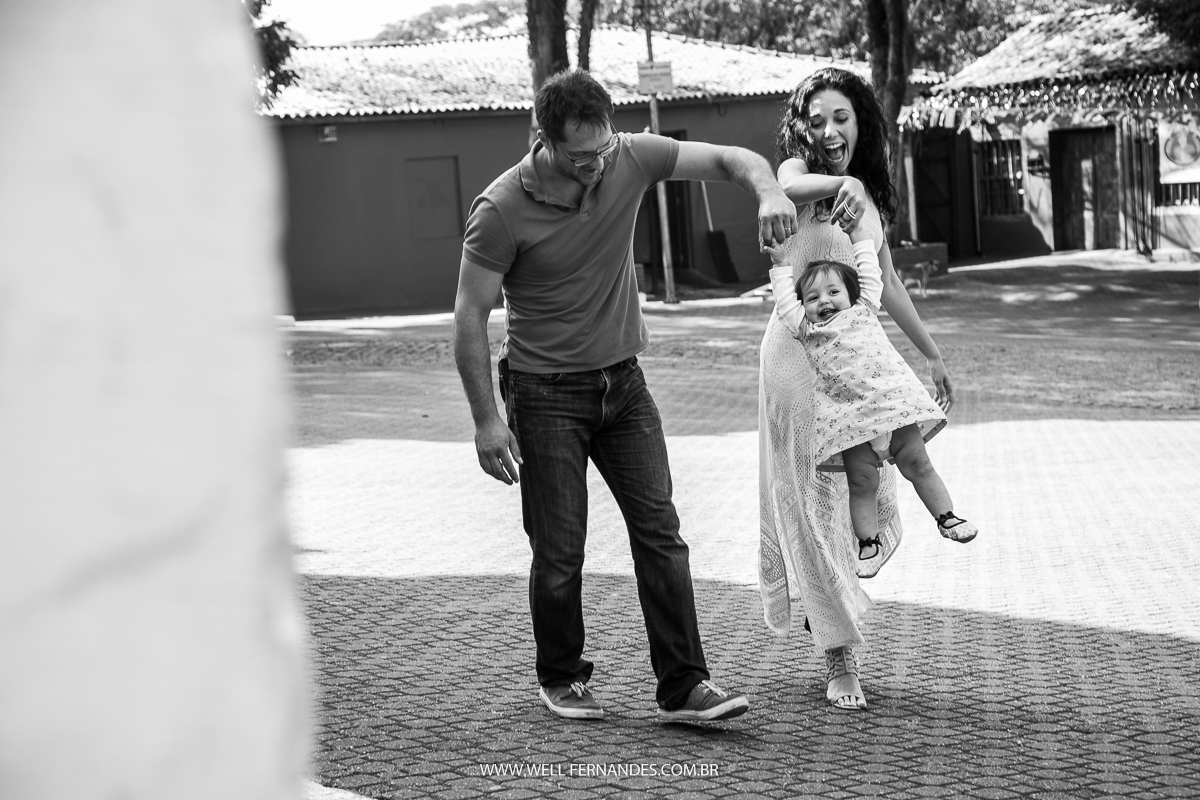 familia brincando pelas ruas de embu das artes