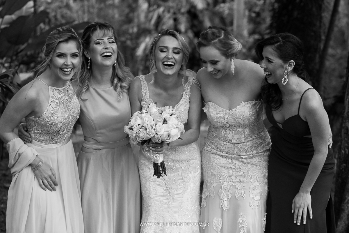 noiva sorrindo com suas madrinhas