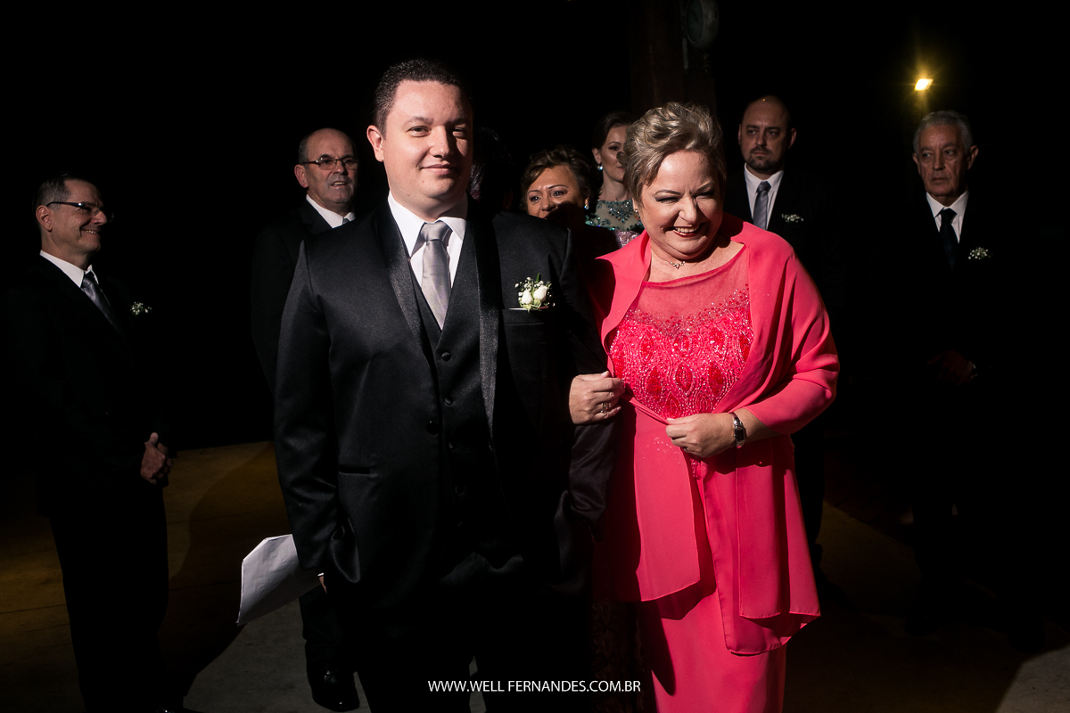 noivo pronto ao lado da sua mãe para entra na igreja