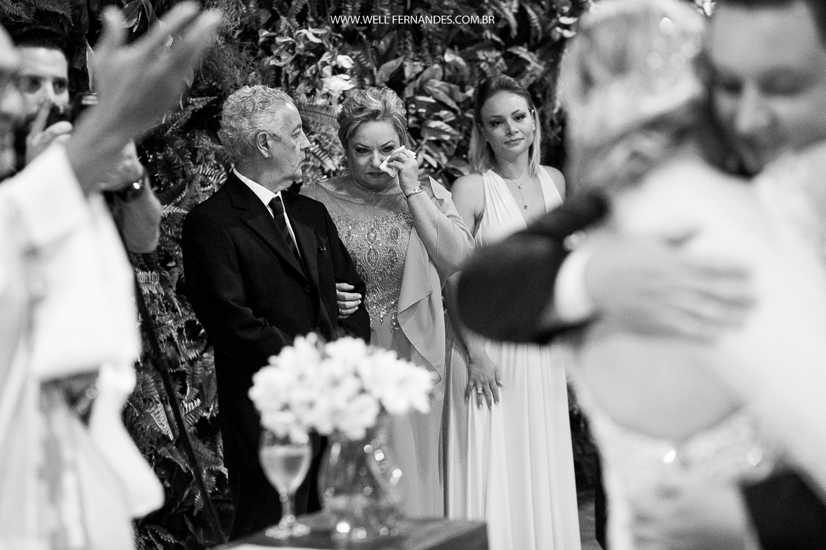 pais emocionados vendo seu filho no altar