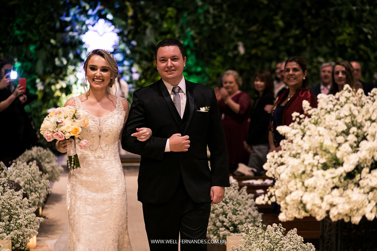 noivos saindo depois de casados