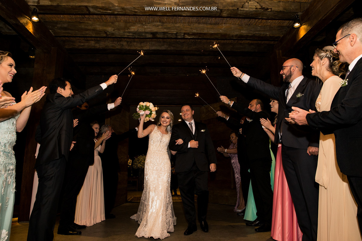 noivos sendo recepcionados pelos padrinhos após a cerimonia