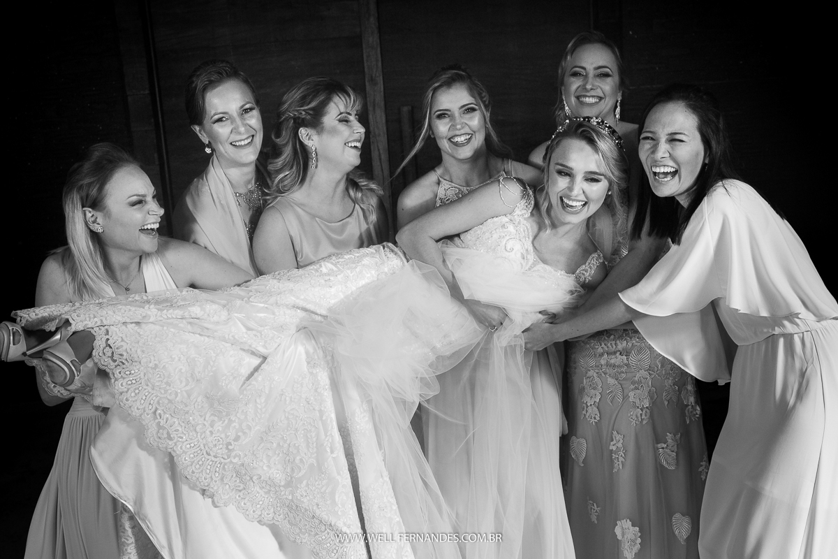madrinhas segurando a noiva
