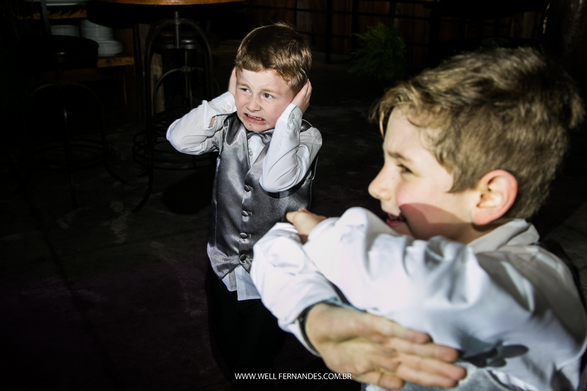 crianças tapando os ouvidos por causa do barulho na festa de casamento